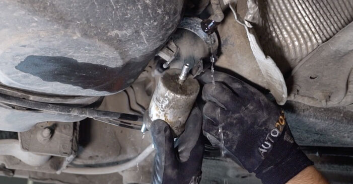 Come rimuovere VW TOURAN 1.2 TSI 2014 Filtro Carburante - istruzioni online facili da seguire