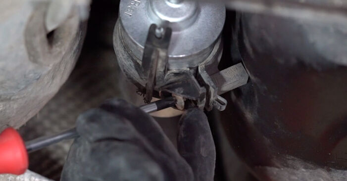 Kraftstofffilter beim VW GOLF 1.4 16V 2012 selber erneuern - DIY-Manual