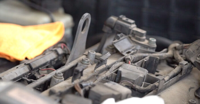 VW GOLF Uždegimo žvakė keitimas: nemokamos remonto instrukcijos