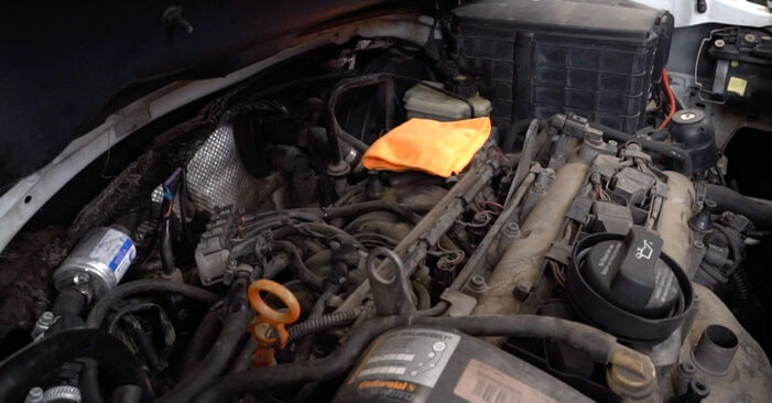 Как да демонтираме VW BORA 2.8 V6 4motion 2003 Запалителна свещ - онлайн лесни за следване инструкции