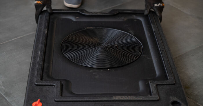 Wie schmierig ist es, selber zu reparieren: Bremssattel beim VW Caddy 3 kasten 2.0 TDI 16V 2010 wechseln – Downloaden Sie sich Bildanleitungen