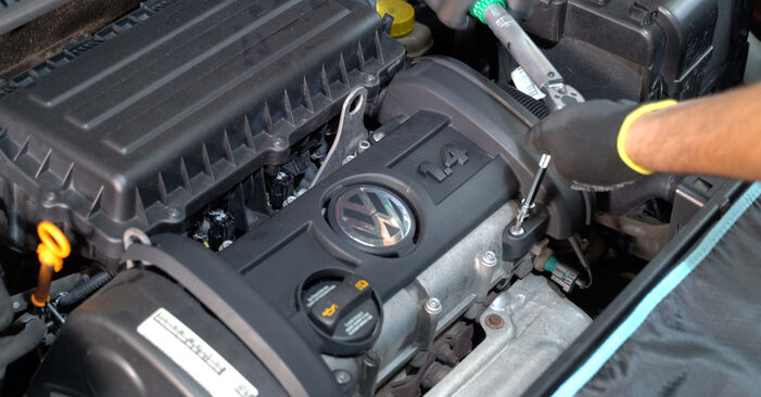 Tausch Tutorial Zündspule am VW POLO VIVO Schrägheck 2014 wechselt - Tipps und Tricks