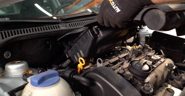 Cómo reemplazar Bujía de Encendido en un VW POLO VIVO Fastback 1.4 2011 - manuales paso a paso y guías en video