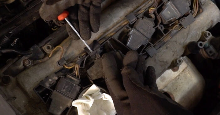 Wie schmierig ist es, selber zu reparieren: Zündkerzen beim VW Polo 9n Limousine 1.6 2008 wechseln – Downloaden Sie sich Bildanleitungen