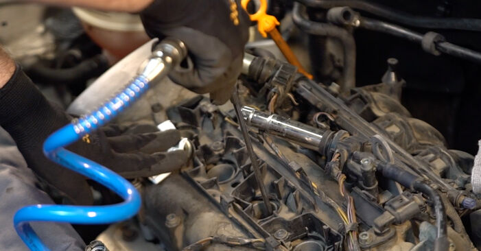 VW FOX 1.4 Spark Plug replacement: online guides and video tutorials