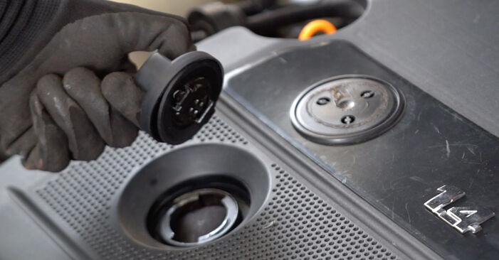 Kā nomainīt VW Golf VII Variant (BA5, BV5) 1.6 TDI 2014 Eļļas filtrs - pakāpeniskās rokasgrāmatas un video ceļveži