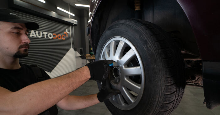 Sustitución de Copelas Del Amortiguador en un Audi A1 Sportback 8x 1.2 TFSI 2013: manuales de taller gratuitos