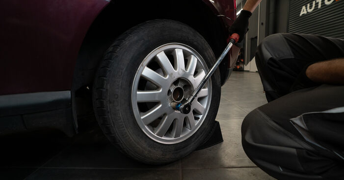 Wie man AUDI A1 1.4 TDI 2014 Bremsbeläge wechselt – Leicht verständliche Wegleitungen online