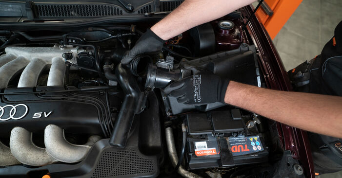 Wie problematisch ist es, selber zu reparieren: Luftfilter beim Audi TT 8N Roadster 1.8 T 2005 auswechseln – Downloaden Sie sich bebilderte Tutorials