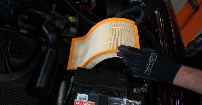 Jak wymienić Filtr powietrza w AUDI TT Roadster (8N9) 1.8 T quattro 2004: pobierz instrukcje PDF i instrukcje wideo