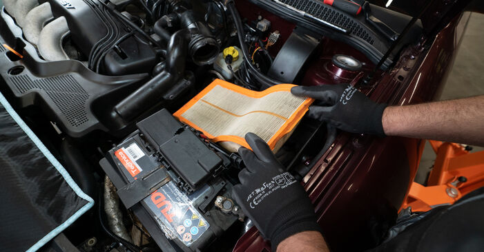 Changing Air Filter on AUDI TT Coupe (8N3) 1.8 T 2001 by yourself