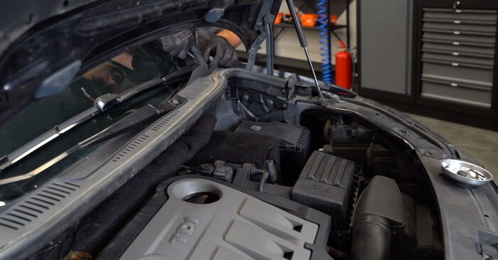 Wie man VW Beetle Cabrio (5C7, 5C8) 1.2 TSI 2012 Stoßdämpfer wechselt - Schritt-für-Schritt-Leitfäden und Video-Tutorials
