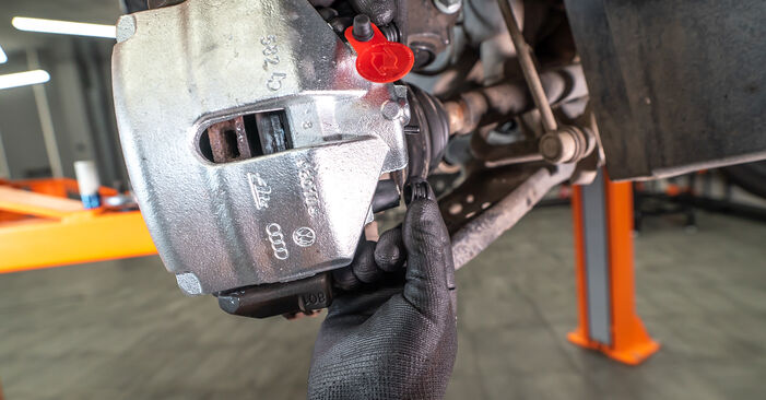 Ersetzen Sie Bremssattel am VW Passat (A32, A33) 1.8 TSI 2014 selber