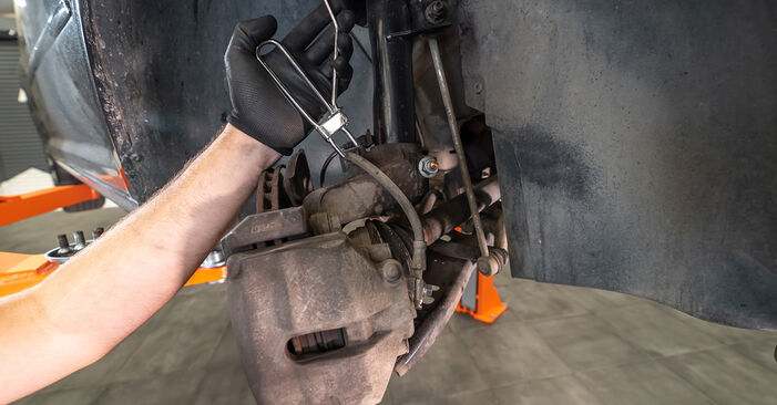 Wie kompliziert ist es, selbst zu reparieren: Bremssattel am VW Passat B7 Alltrack 2.0 TSI 4motion 2012 ersetzen – Laden Sie sich illustrierte Wegleitungen herunter