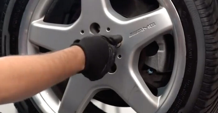 Hvordan skifte Bremsecaliper på MERCEDES-BENZ CLK Kabriolet (A209) 2008: Last ned PDF- og videoveiledninger