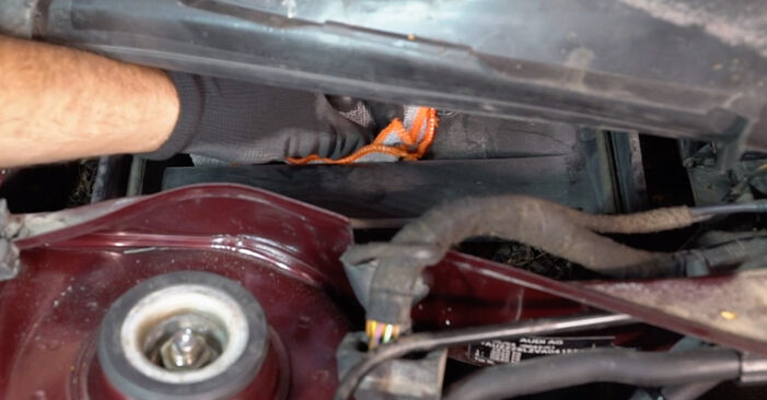 Wie schmierig ist es, selber zu reparieren: Innenraumfilter beim Audi TT 8N Roadster 1.8 T 2005 wechseln – Downloaden Sie sich Bildanleitungen