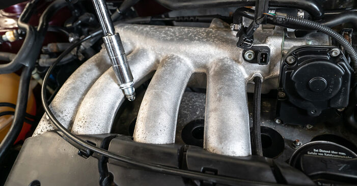 Wie schmierig ist es, selber zu reparieren: Zündkerzen beim Audi A3 Cabrio 2.0 TFSI 2008 wechseln – Downloaden Sie sich Bildanleitungen
