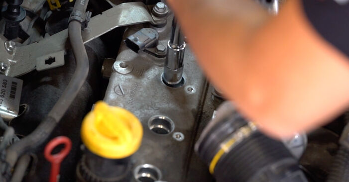 Sustitución de Bujía de Encendido en un Abarth 500С Cabrio 1.4 (312.AXF1A, 312.AXD1A) 2011: manuales de taller gratuitos