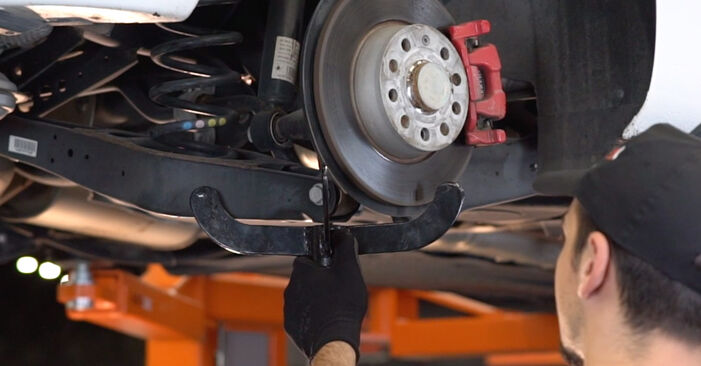 Ako odstrániť VW JETTA 1.4 TSI Hybrid 2014 Rameno Zavesenia Kolies - online jednoduché inštrukcie