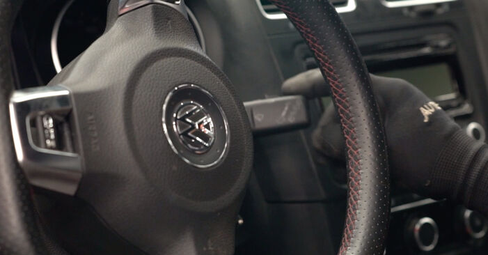 Come sostituire Spazzole tergicristallo anteriore e posteriore VW CC (358) 2.0 TDI 4motion 2012 - manuali passo passo e video guide