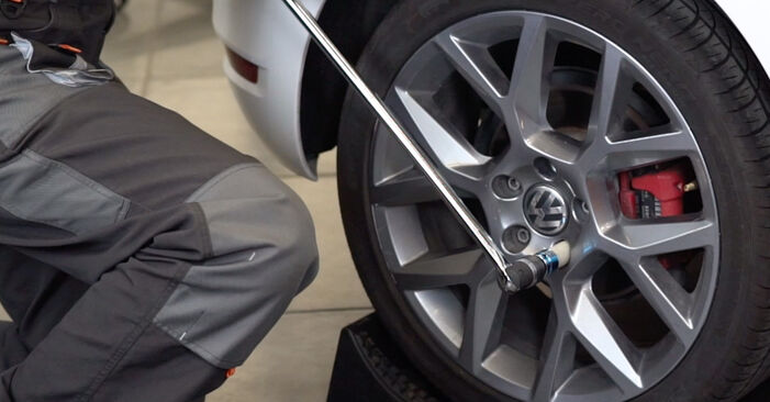 Hoe VW Passat Alltrack (365) 2.0 TDI 4motion 2013 Veerpootlager vervangen – stapsgewijze handleidingen en videogidsen