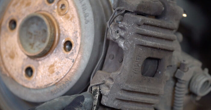 Wie kompliziert ist es, selbst zu reparieren: Bremsscheiben am Mini r52 Cooper S 2006 ersetzen – Laden Sie sich illustrierte Wegleitungen herunter