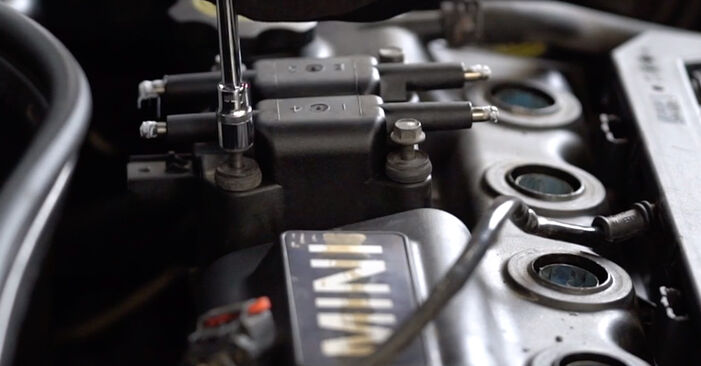 Wie schmierig ist es, selber zu reparieren: Zündspule beim Mini r52 Cooper S 2006 wechseln – Downloaden Sie sich Bildanleitungen