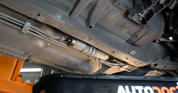 Hvordan man udskifter Brændstoffilter på BMW 7 SERIES: hent PDF manualer og video instruktioner