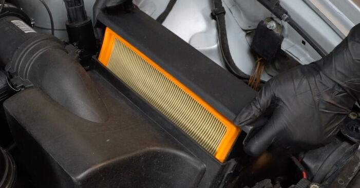 Cómo reemplazar Filtro de Aire en un BMW Z4 Roadster (E85) 3.0 i 2004 - manuales paso a paso y guías en video