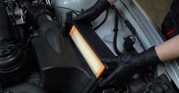 Hvordan man udskifter Luftfilter på BMW Z3: hent PDF manualer og video instruktioner