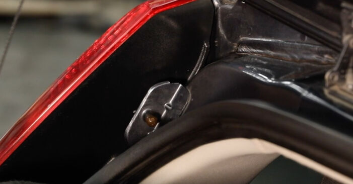 Wie schmierig ist es, selber zu reparieren: Heckklappendämpfer beim Ford Fiesta Mk5 Kastenwagen 1.6 TDCi 2009 wechseln – Downloaden Sie sich Bildanleitungen