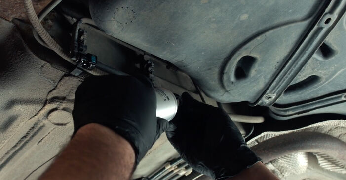 Wie man Kraftstofffilter am FORD Fiesta Mk5 Kastenwagen 2008 wechselt – Laden Sie sich PDF-Wegleitungen und Videoanweisungen herunter