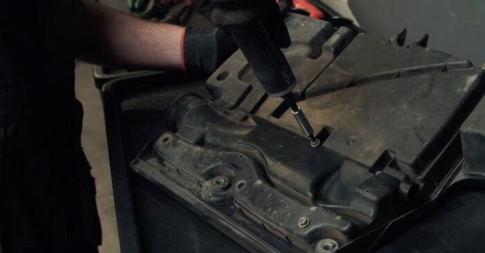 Wie kompliziert ist es, selbst zu reparieren: Luftfilter am Ford Fiesta Mk5 Kastenwagen 1.6 TDCi 2009 ersetzen – Laden Sie sich illustrierte Wegleitungen herunter