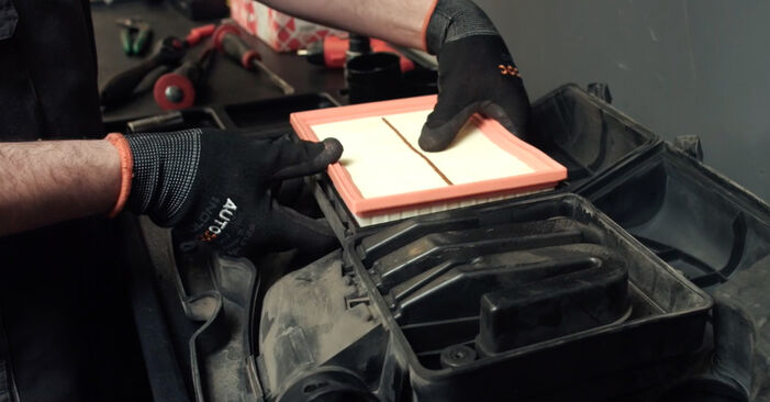 Ersetzen Sie Luftfilter am Ford Fiesta Mk5 Kastenwagen 2005 1.4 TDCi selbst