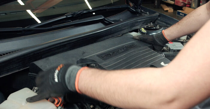 Recomendações passo a passo para a substituição de Ford Fiesta Mk5 Van 2008 1.4 TDCi Filtro de Ar por si mesmo