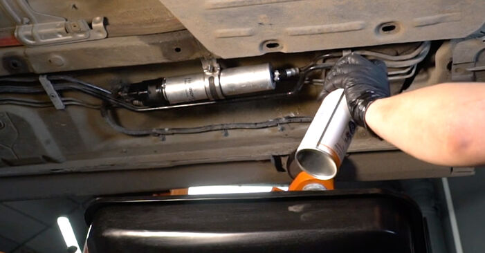 Hvordan man udskifter Brændstoffilter på BMW 5 SERIES - gratis PDF og video manualer