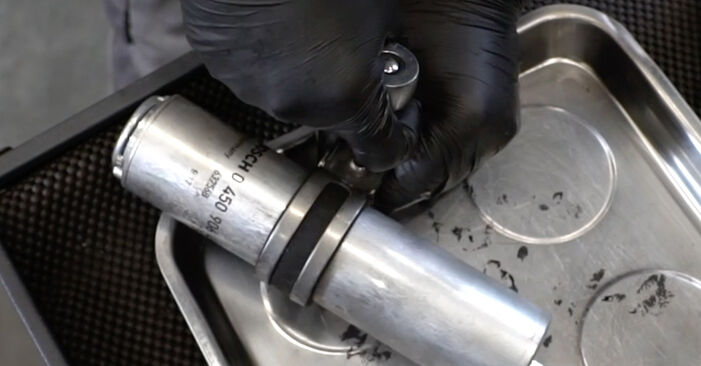 Wie schmierig ist es, selber zu reparieren: Kraftstofffilter beim BMW F07 550i 4.4 2015 wechseln – Downloaden Sie sich Bildanleitungen