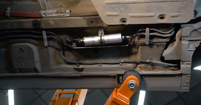 Cómo reemplazar Filtro de Combustible en un BMW 1 Cabrio (E88) 120d 2.0 2009 - manuales paso a paso y guías en video