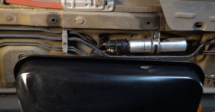 Wie man Kraftstofffilter am BMW E65 2001 ersetzt - Kostenfreie PDF- und Videotipps