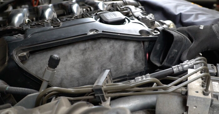 Hoe BMW X6 M 2011 Luchtfilter verwijderen – online eenvoudige instructies