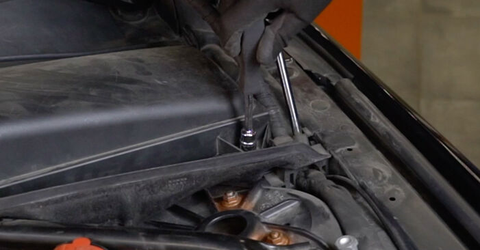 Kako težko to naredite sami: Zracni filter zamenjava na BMW E71 M50d 3.0 2013 - prenesite slikovni vodnik