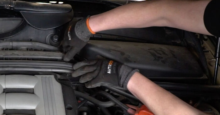Wie schmierig ist es, selber zu reparieren: Luftfilter beim BMW E65 740d 3.9 2007 wechseln – Downloaden Sie sich Bildanleitungen