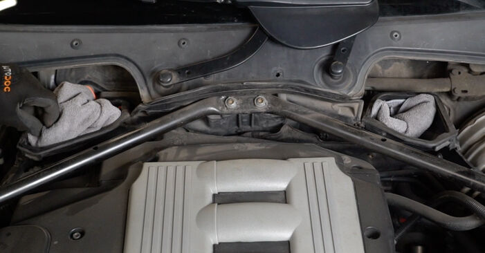 Pakāpeniski ieteikumi patstāvīgai BMW E38 1999 730d 2.9 Gaisa filtrs nomaiņai