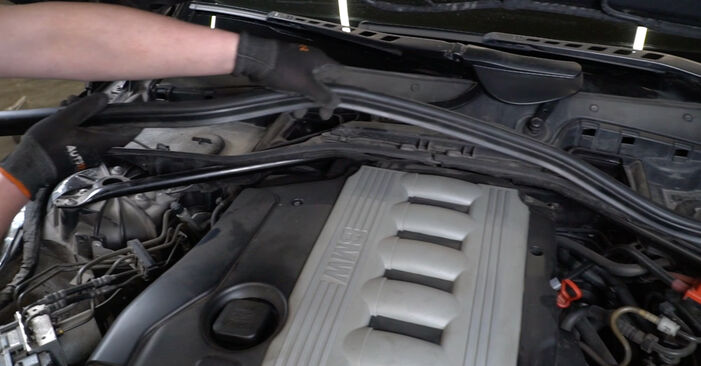 Svépomocná výměna Vzduchovy filtr na autě BMW 5 SERIES