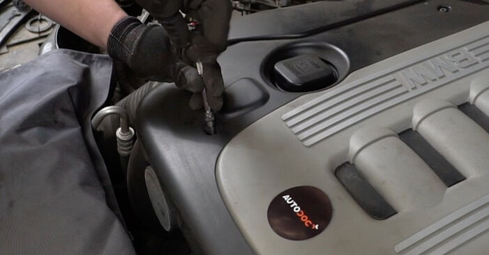 Wie man BMW 5 Touring (E61) 520 d 2005 Luftfilter austauscht - Schrittweise Handbücher und Videowegleitungen