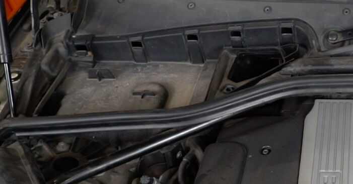Wie man Luftfilter am BMW 3 Coupe (E46) 2004 wechselt – Laden Sie sich PDF-Wegleitungen und Videoanweisungen herunter