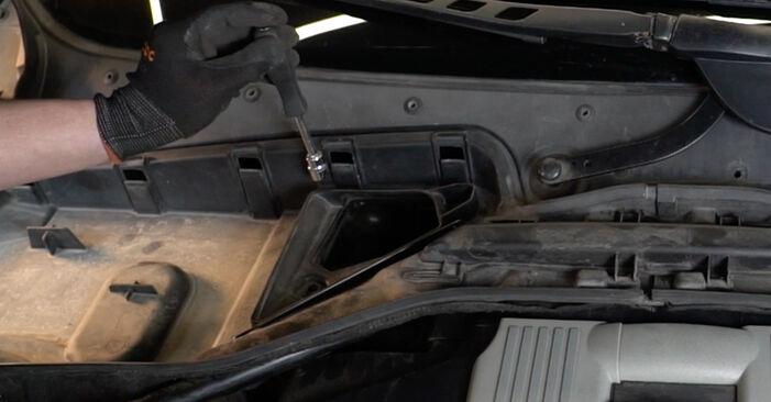 Filtr powietrza w BMW 3 Cabrio (E93) 320 i 2012 samodzielna wymiana - poradnik online