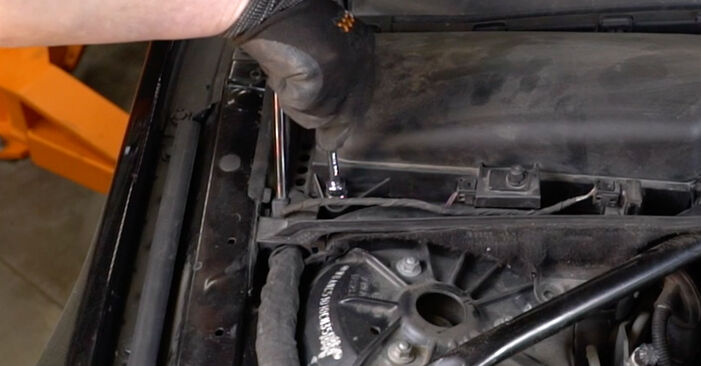 Wechseln Sie Luftfilter beim BMW 3 Cabrio (E93) 325i 3.0 2009 selbst aus