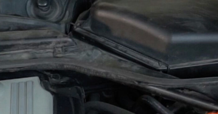 Cómo reemplazar Filtro de Aire en un BMW 3 Cabrio (E93) 2011: descargue manuales en PDF e instrucciones en video