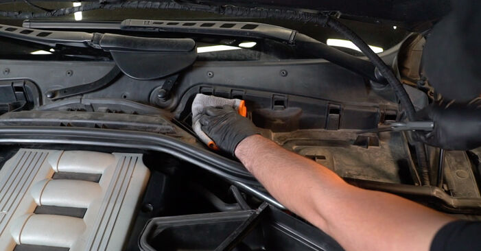 Tauschen Sie Innenraumfilter beim BMW E64 2007 645Ci 4.4 selber aus